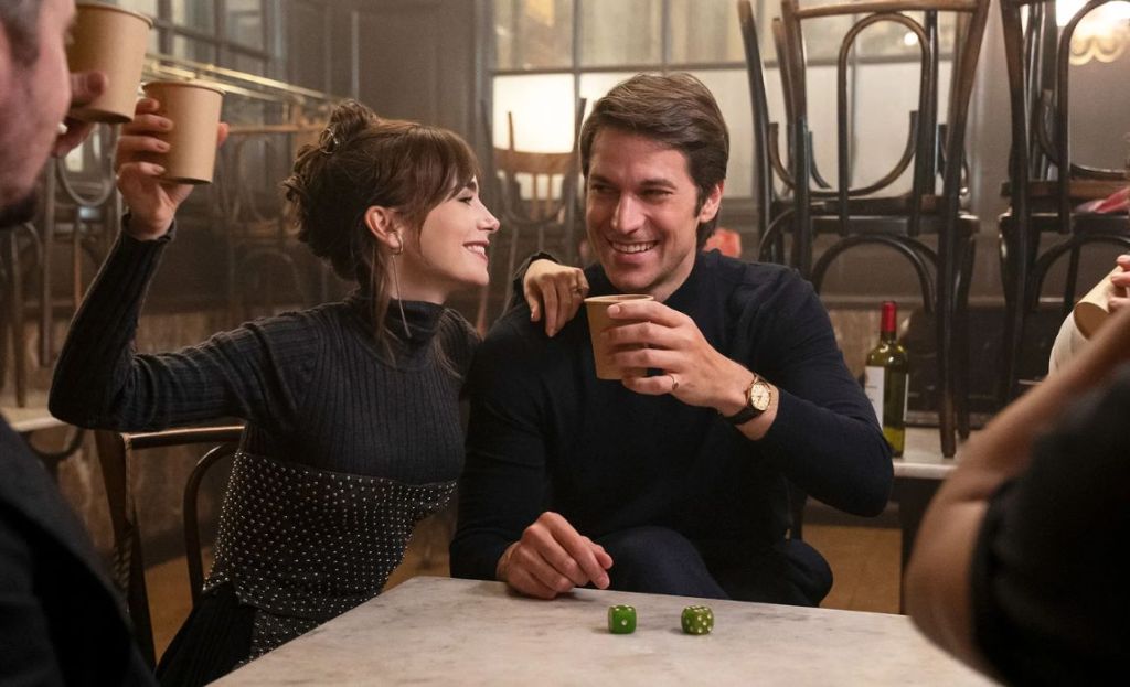 Lucas Bravo regresará en la quinta temporada de Emily en París a pesar de sus críticas a la&nbsp;serie